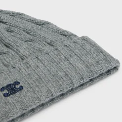 cable-knit triomphe beanie in cashmere